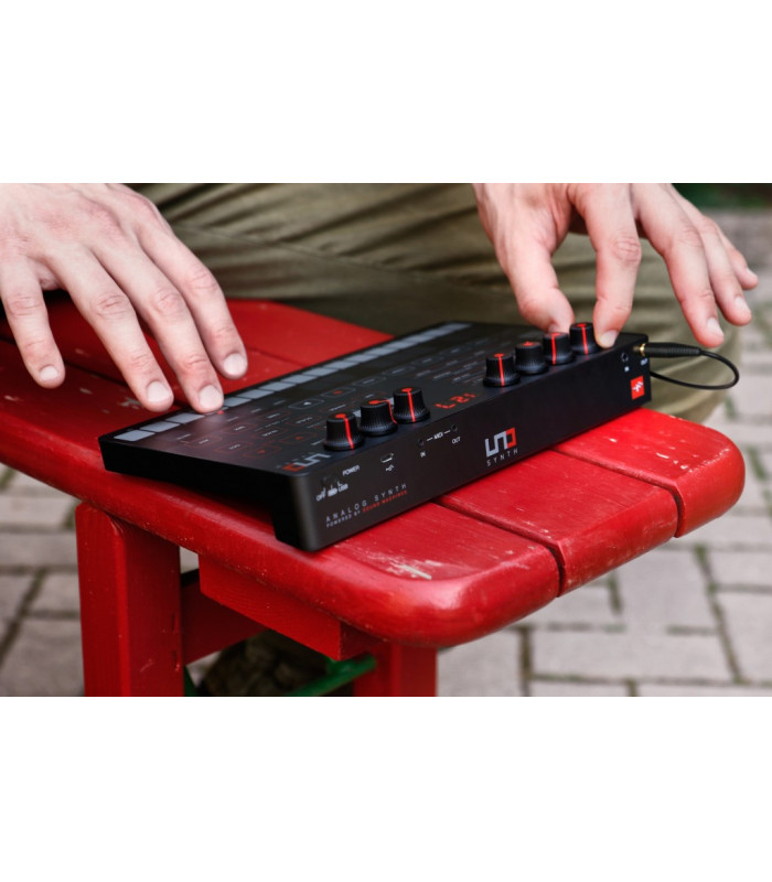 IK MULTIMEDIA UNO Synth