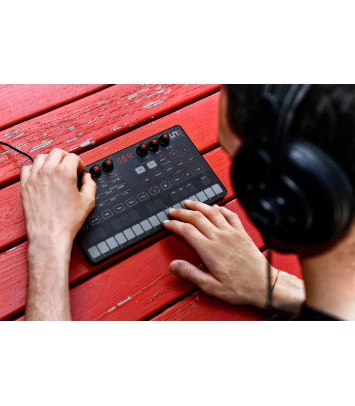IK MULTIMEDIA UNO Synth